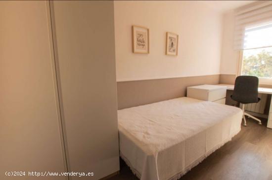 Se alquila habitación en piso de 5 dormitorios en Eixample - BARCELONA