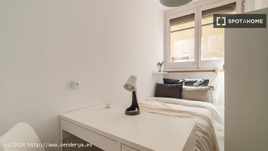 Habitaciones en alquiler en apartamento de 6 dormitorios en sant martí. - BARCELONA