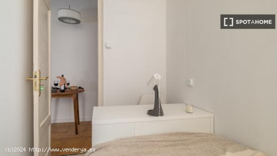 Habitaciones en alquiler en apartamento de 6 dormitorios en sant martí. - BARCELONA