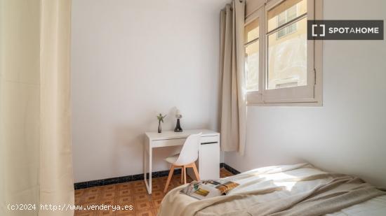 Habitaciones en alquiler en apartamento de 6 dormitorios en sant martí. - BARCELONA