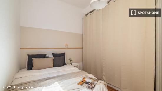 Habitaciones en alquiler en apartamento de 6 dormitorios en sant martí. - BARCELONA