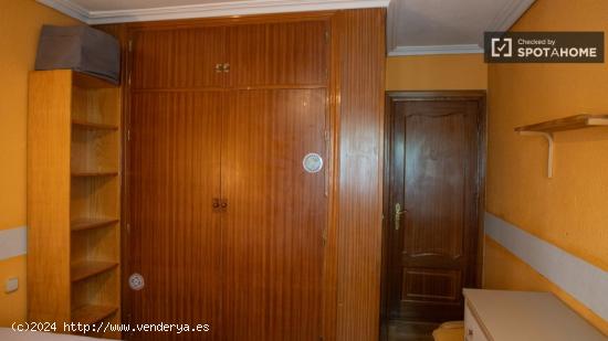 Habitaciones en alquiler en apartamento de 3 dormitorios en Usera. - MADRID