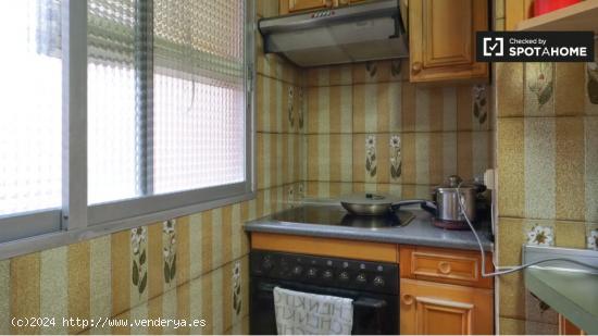 Se alquila habitación en apartamento de 3 dormitorios en Madrid - MADRID