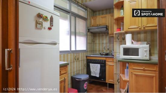 Se alquila habitación en apartamento de 3 dormitorios en Madrid - MADRID