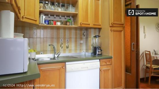 Se alquila habitación en apartamento de 3 dormitorios en Madrid - MADRID