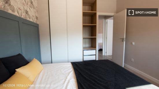 Se alquila habitación en piso de 5 dormitorios en Eixample - BARCELONA