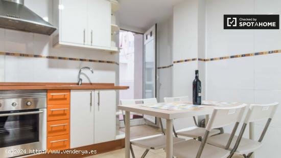 Habitaciones en alquiler en apartamento amoblado de 4 dormitorios en Quatre Carreres - VALENCIA