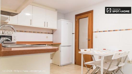 Habitaciones en alquiler en apartamento amoblado de 4 dormitorios en Quatre Carreres - VALENCIA