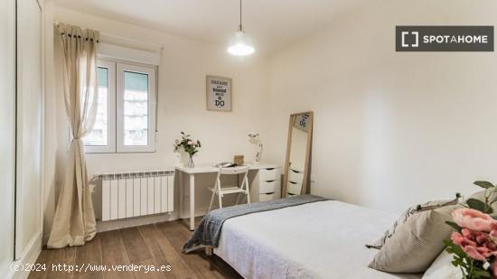 Se alquilan habitaciones en apartamento de 6 dormitorios en Retiro - MADRID