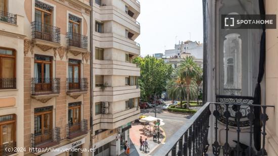 Se alquilan habitaciones en piso de 8 habitaciones en L'Eixample - VALENCIA