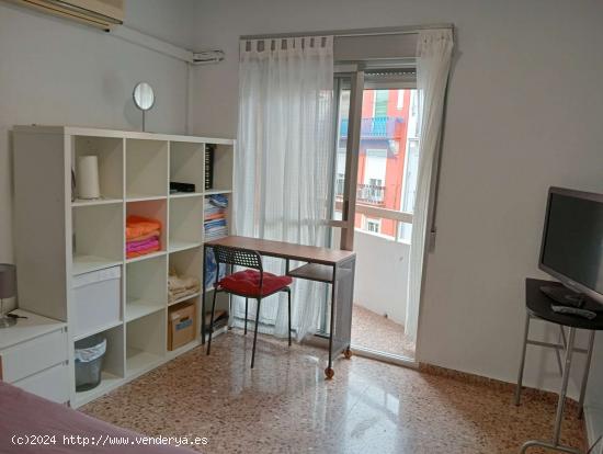 Se alquilan habitaciones en un apartamento de 3 dormitorios en L'Eixample - VALENCIA