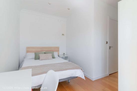 ¡Habitaciones en alquiler en piso de 4 habitaciones en Madrid! - MADRID