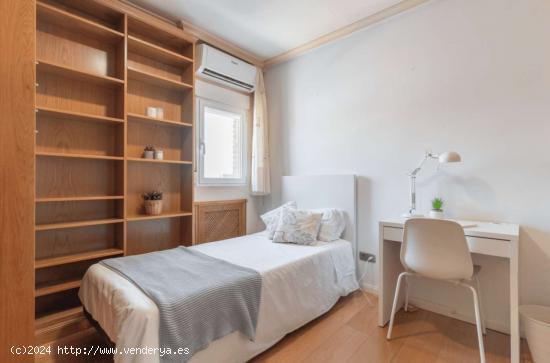 ¡Habitaciones en alquiler en piso de 4 habitaciones en Madrid! - MADRID