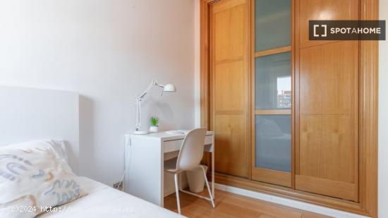 ¡Habitaciones en alquiler en piso de 4 habitaciones en Madrid! - MADRID