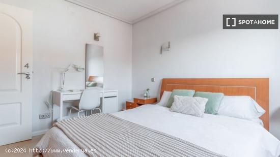 ¡Habitaciones en alquiler en piso de 4 habitaciones en Madrid! - MADRID