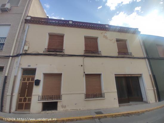  CASA DE 250 M2 CON 10 ML. DE FACHADA EN EL BARRIO DE SAN ISIDRO - ALBACETE 