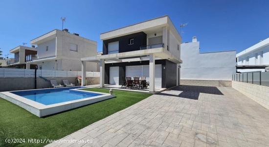 Villa independiente con piscina privada en Gran Alacant - ALICANTE