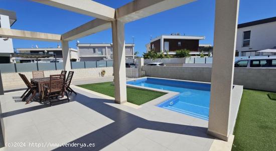 Villa independiente con piscina privada en Gran Alacant - ALICANTE