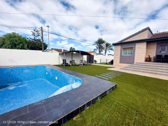 Elegante chalet con piscina privada en Los Balcones, Torrevieja - ALICANTE