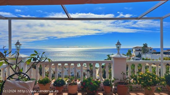 Vistas al mar y terraza grande - este piso de 2 dormitorios lo tiene - MALAGA