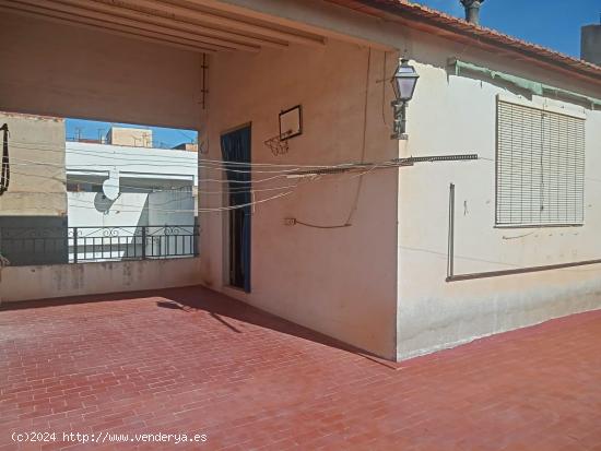 CASA EN PLENO CENTRO PETRER CON TERRAZA, PATIO Y GARAJE 200 m2 - ALICANTE