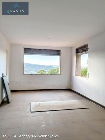 Casa adosada de 4 habitaciones con vistas al mar y a la montaña - BARCELONA