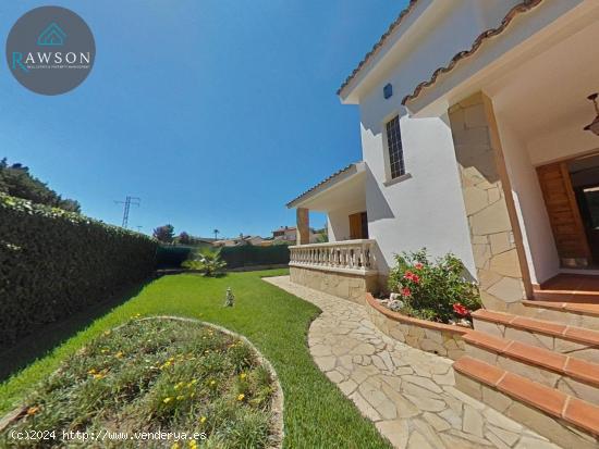 Preciosa casa con un jardín precioso, situada en la Urbanización Mas Trader en Cubelles. - BARCELO