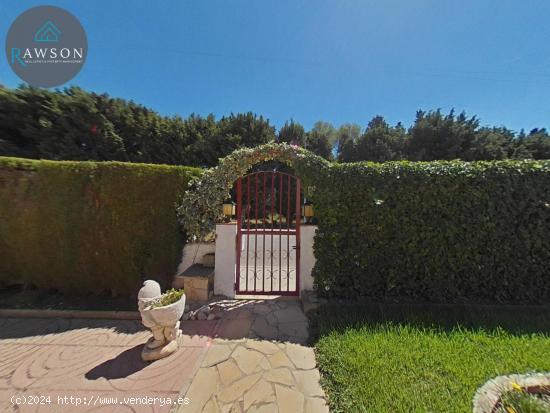 Preciosa casa con un jardín precioso, situada en la Urbanización Mas Trader en Cubelles. - BARCELO