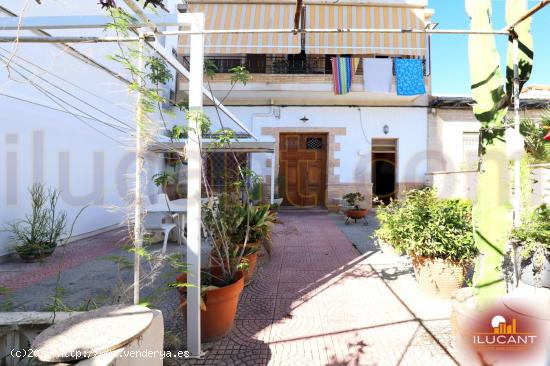  ¡OPORTUNIDAD EN CAMPELLO! CASA EN PRIMERA LÍNEA DE MAR - ALICANTE 