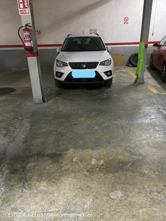 Plaza de parking para coche y moto en Can Mariner - BARCELONA