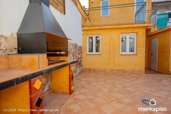  PLANTA BAJA CON TERRAZA Y PARQUING EN AVD GENERALITAT - BARCELONA 