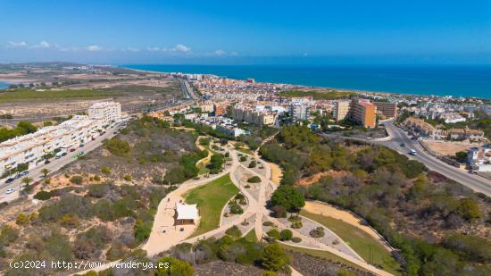  DOS VIVIENDAS EN UNA CON VISTAS DESPEJADAS AL PARQUE AROMÁTICO Y PISICINA EN TORREBLANCA - ALICANTE 