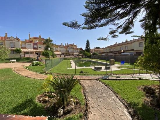  CHALET ADOSADO CON GARAJE Y PISCINA COMUNITARIA EN EL PORTIL (HUELVA) - HUELVA 