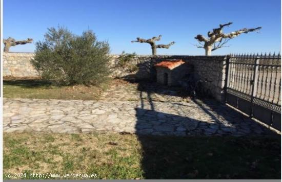 ESTUPENDP CHALET EN MANSILLA DE LAS MULAS - LEON