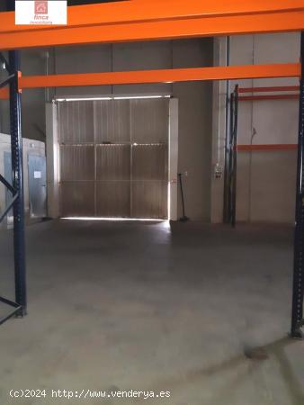 MONTIJO, NAVE ALQUILER POLIGONO, DOS ENTRADAS, PUERTAS ACCESO AMPLIAS - BADAJOZ