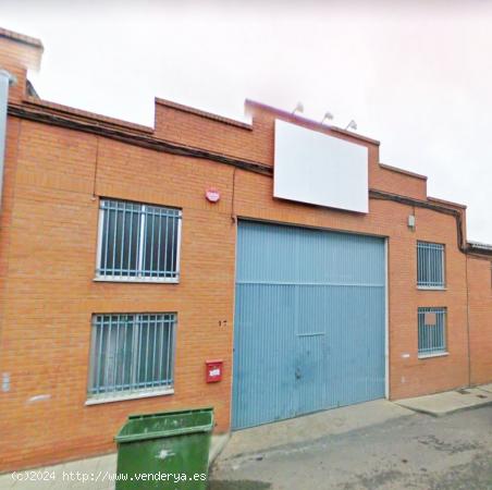 Urbis te ofrece una estupenda nave industrial en venta  en el Polígono Los Villares, Villares de la