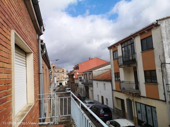  Urbis te ofrece una estupenda casa y local en venta en Vitigudino, Salamanca. - SALAMANCA 