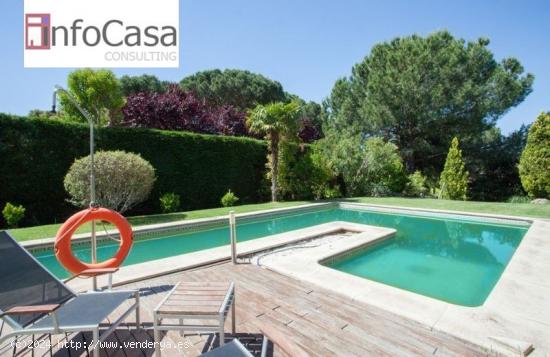 Casa chalet con piscina en Montealina - MADRID