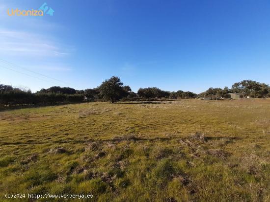 parcela en el coi con  escrituras del terreno totalmente vallada a 10 min de Badajoz - BADAJOZ