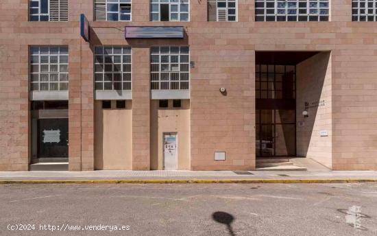  LOCAL COMERCIAL EN VENTA JUNTO AL PARQUE DE CASTELAR - BADAJOZ 