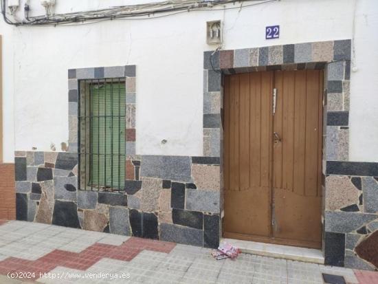 CASA ADOSADA EN VENTA EN CASTUERA - BADAJOZ