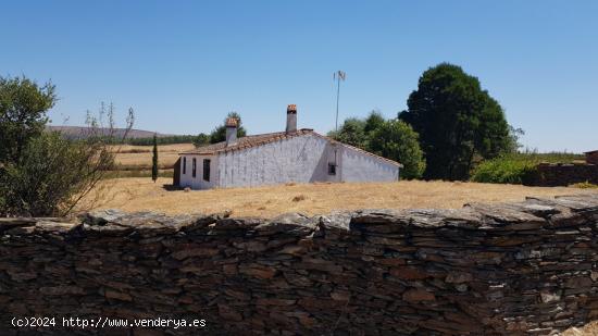 Finca rústica con casa de piedra en La Codosera-Bacoco - BADAJOZ