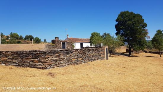 Finca rústica con casa de piedra en La Codosera-Bacoco - BADAJOZ