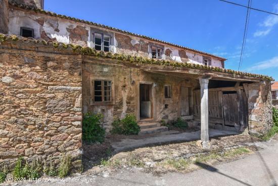 Casa de piedra para rehabilitar, con finca con hórreo - A CORUÑA