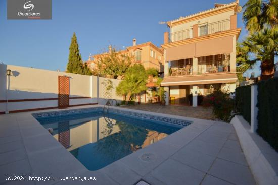 IMPRESIONANTE CHALET EN URBANIZACIÓN CADIMA (ALHENDÍN) - GRANADA