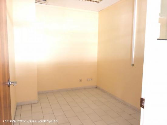 Gran local comercial de unos 260 m2, junto a Traperia, en la Calle Villaleal. - MURCIA