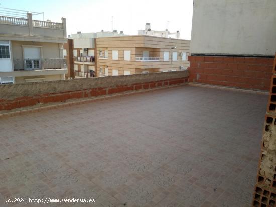 Se vende chalet adosado con múltiples espacios exteriores - MURCIA