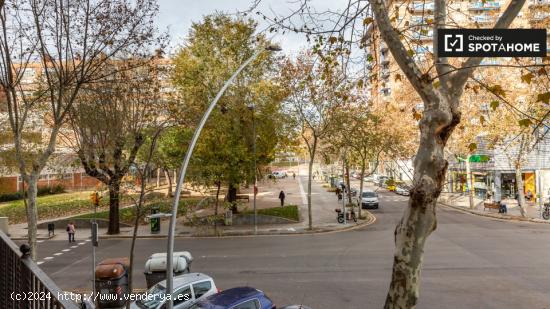 Se alquila habitación luminosa en apartamento de 5 dormitorios ideal para estudiantes en Poblenou -