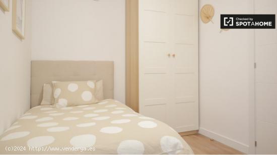 Se alquila habitación en piso de 4 dormitorios en Madrid - MADRID