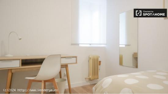 Se alquila habitación en piso de 4 dormitorios en Madrid - MADRID